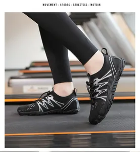 Nahaufnahme von schwarzen, schnell trocknenden Wasserschuhen auf einem Laufband beim Sport