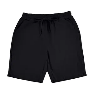 Detalle de los pantalones cortos de lino negro transpirable para hombre con cordón