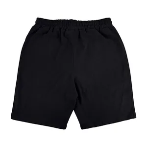 Vista trasera detallada de los pantalones cortos de lino negro transpirable para hombre.