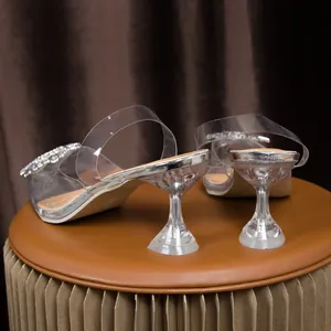 Vue arrière détaillée de sandales à talon martini avec tournesol en cristal