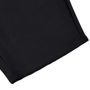 Primer plano del dobladillo de pantalones cortos de lino negro con costuras finas