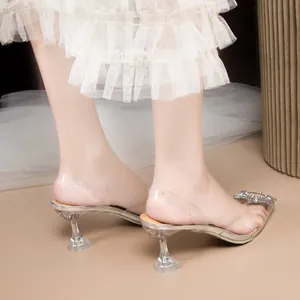 Vue latérale de sandales élégantes en cristal avec boucle tournesol et petit talon