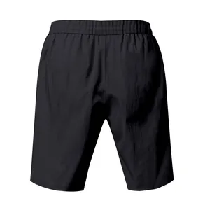 Vista trasera detallada de los pantalones cortos deportivos de lino negro para hombre