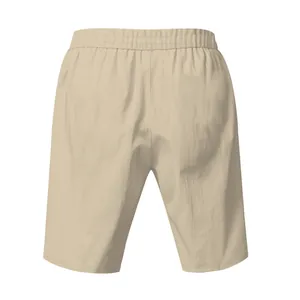 Vista trasera de pantalones cortos de lino beige con cintura elástica