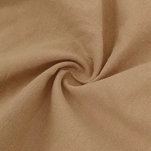 Detalle macro del tejido de lino transpirable marrón para pantalones cortos de verano