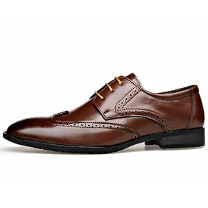 Zapatos clásicos de cuero Brogue marrón para hombre en un estilo formal de negocios