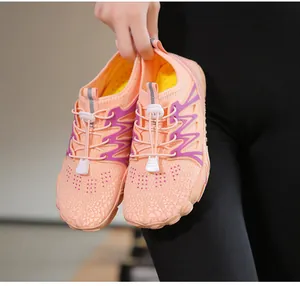Ein Paar orange-violette Schnelltrocknende Wasserschuhe für Outdoor-Aktivitäten