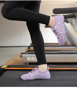Detailansicht der lila schnelltrocknenden Wasserschuhe für Fitness und Outdoor