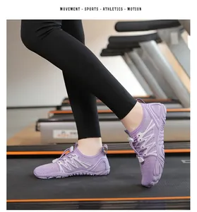 Detailansicht lila schnelltrocknender Wasserschuhe auf Laufband beim Hallensport.