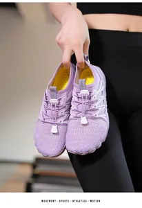 Detailansicht lila schnelltrocknender Outdoor-Watschuhe mit Schnellschnürsystem