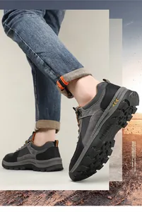 Gedetailleerde opname van ademende leren wandelschoenen voor heren in de buitenlucht