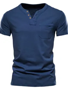 Λεπτομερής προβολή ανδρικού μπλε Henley T-shirt με στενή εφαρμογή και τσέπη στο στήθος.