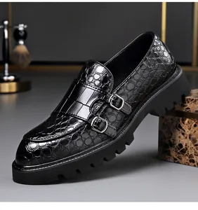 Detail van zwarte heren loafers met krokodillenprint, dubbele gesp en dikke profielzool