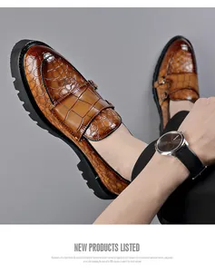 Gedetailleerd overzicht van stijlvolle bruine krokodillenprint loafers met dikke zool