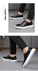 Vue détaillée de chaussures décontractées noires pour hommes avec semelles blanches épaisses.