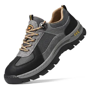 Detailweergave van ademende heren outdoor wandelschoenen van grijs suède en mesh.