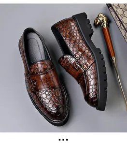 Dichtbij opname van bruine loafers met krokodillenprint, dubbele gesp en dikke zool