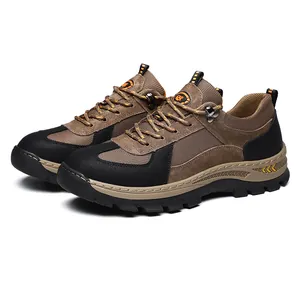 Detailopname van duurzame leren en mesh outdoor wandelschoenen voor heren met profielzool