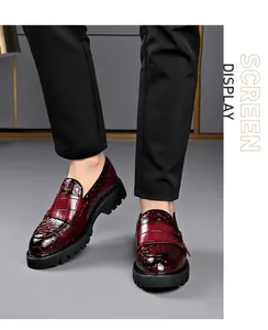 Detailweergave van bordeauxrode herenloafers van krokodillenleer met dikke zolen
