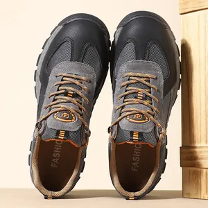 Detailopname van duurzame leren wandelschoenen voor heren met mesh en oranje veters
