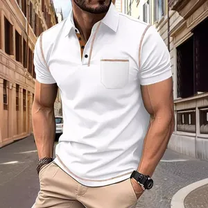 Détail d'un polo blanc pour homme avec surpiqûres orange et poche poitrine.