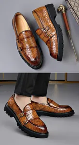 Moderne herenloafers met dikke zool, krokodillenprint en dubbele gesp voor een stijl