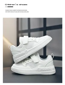 Vue détaillée de chaussures de sport blanches pour enfants avec maille et bande velcro