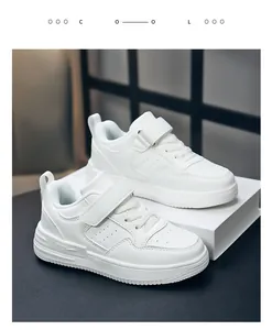 Détails des baskets blanches en cuir pour enfants avec des brides velcro robustes