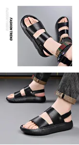 Detailopname van zwarte casual herensandalen met dikke zolen en verstelbare bandjes.
