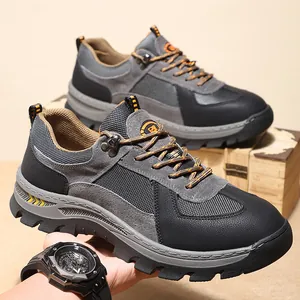 Detailweergave van duurzame grijze en zwarte wandelschoenen met grove zolen voor heren.