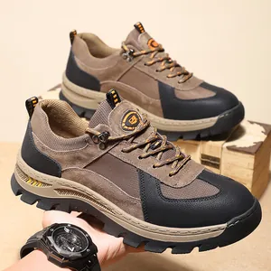 Detail van ademende mesh- en leren panelen op bruine wandelschoenen voor heren