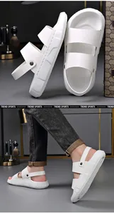 Zijaanzicht en detail van de witte heren sportsandalen met dikke zolen aan de voet