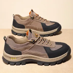 Zijaanzicht van bruine leren wandelschoenen voor heren met ademend mesh-materiaal.
