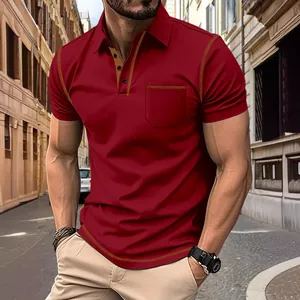 Gros plan d'un polo rouge pour hommes avec des détails de coutures contrastées.