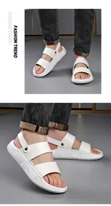 Detailopname van witte herensandalen met dubbele riem en dikke antislipzool