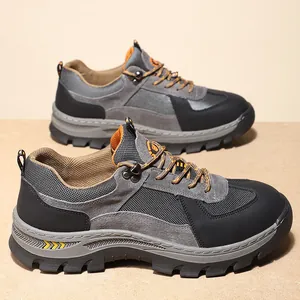 Zijprofiel detail van heren leren wandelschoenen in grijs suède en ademend mesh materiaal