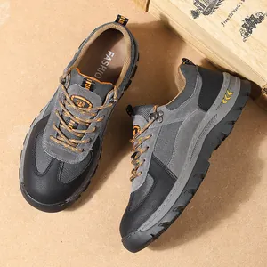 Heren wandelschoenen van echt leer met ademende grijze suède accenten voor outdoor gebruik.