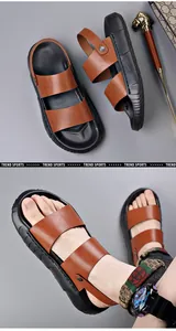 Detailweergave van bruine herensandalen met dikke zwarte zolen en leren bandjes.