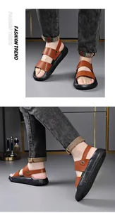 Detailopname van bruine leren herensandalen met een duurzame dikke antislipzool voor de zomer
