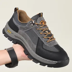 Gedetailleerd overzicht van leren wandelschoenen voor heren met ademend mesh en zolen