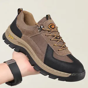 Detailopname van een bruin-zwarte heren wandelschoen met ademend mesh materiaal.