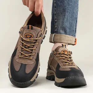 Detailopname van leren wandelschoenen voor heren met stevige profielzolen
