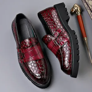 Luxe bordeauxrode heren loafers met krokodillenprint en dikke verhoogde zolen.