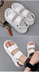 Gedetailleerd beeld van witte heren zomersandalen met een dikke antislip rubberzool