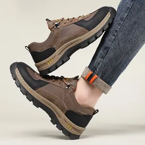 Detailopname van bruine leren wandelschoenen met ademend mesh en robuuste profielzolen