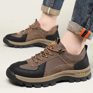 Detail van duurzame wandelschoenen voor heren in bruin leer met robuuste antislipzolen