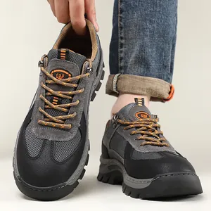 Detailopname van leren wandelschoenen met mesh-details en stevige zolen