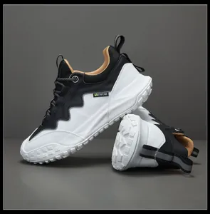 Profil latéral de baskets de randonnée en cuir noir et blanc avec détails en mesh