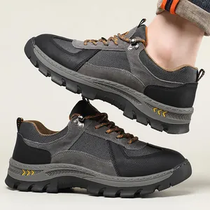 Detail van de leren wandelschoenen voor heren met ademend mesh en stevige zool
