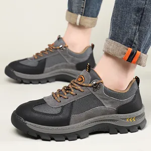 Detailweergave van ademende leren wandelschoenen voor heren in de kleuren grijs en zwart.